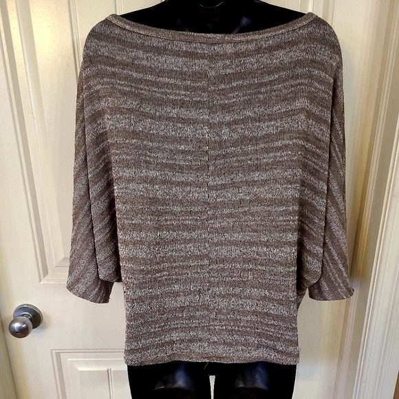 Batwing graphic 3/4 length sleeve tshirt - Picture 3 of 4